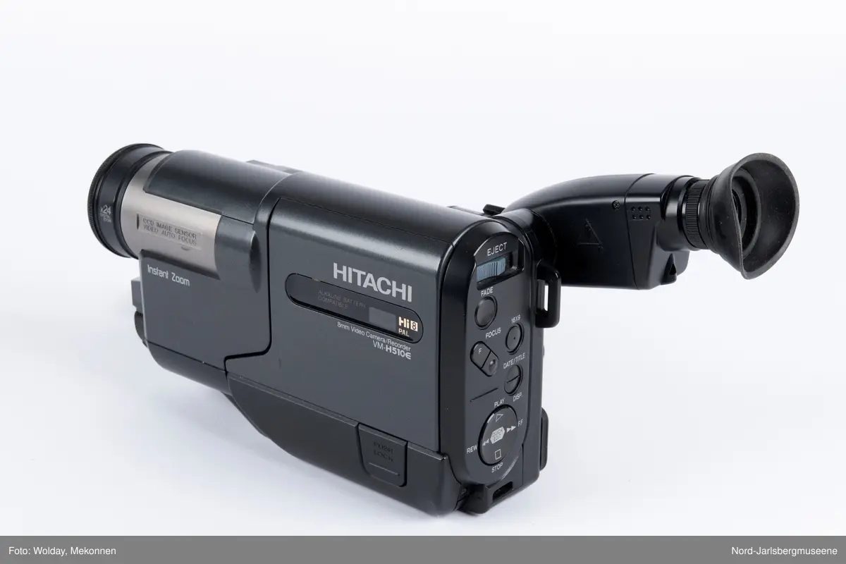 Videokamera av typen Hitachi med tilbehør i veske.