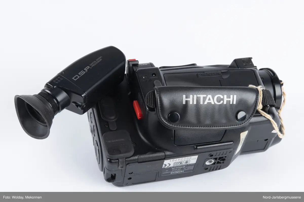 Videokamera av typen Hitachi med tilbehør i veske.