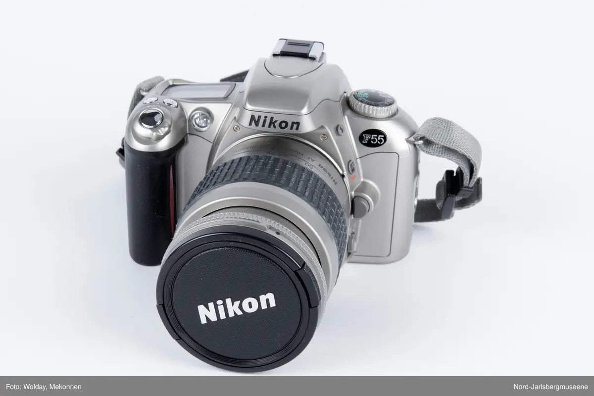 Kamera av typen Nikon F 55, med bag
