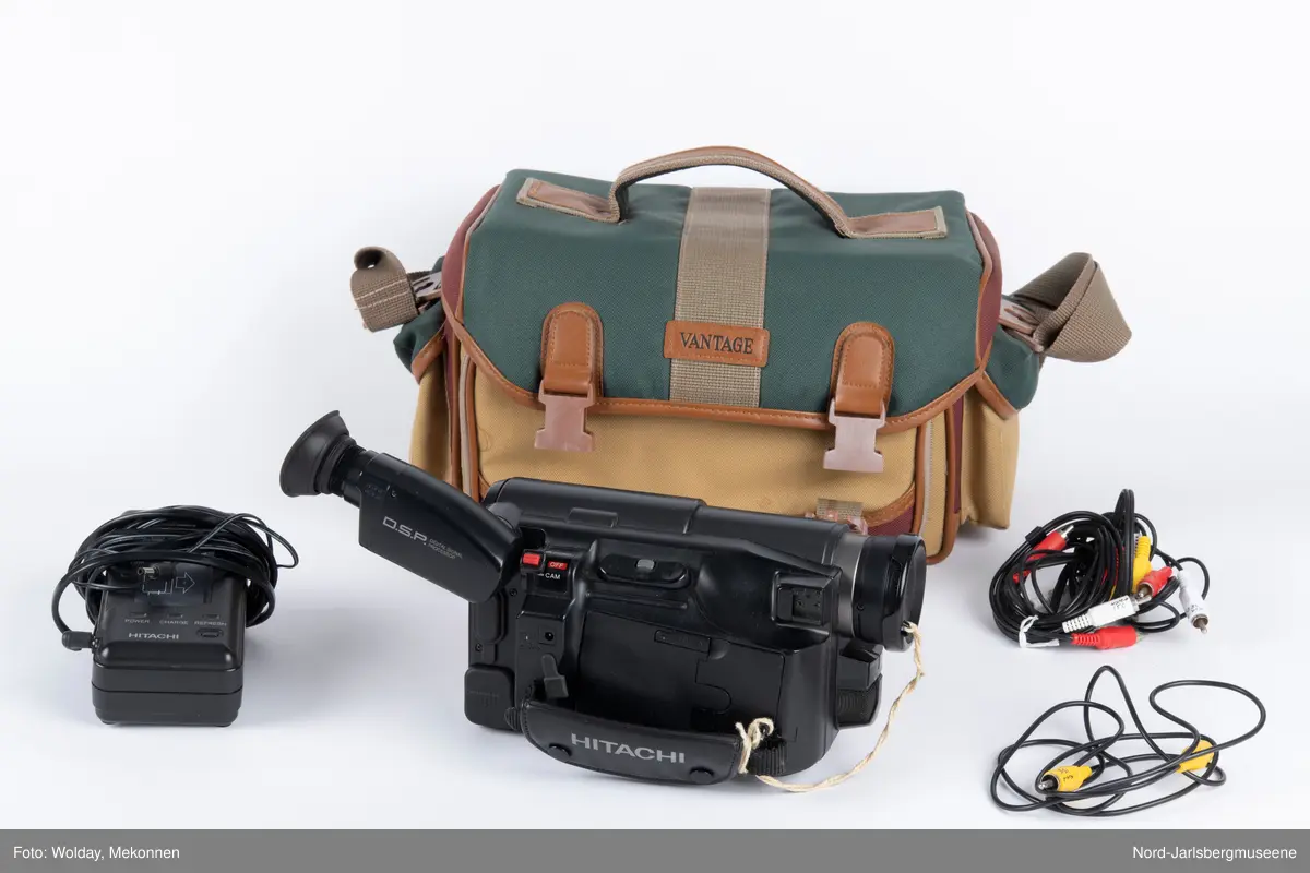 Videokamera av typen Hitachi med tilbehør i veske.