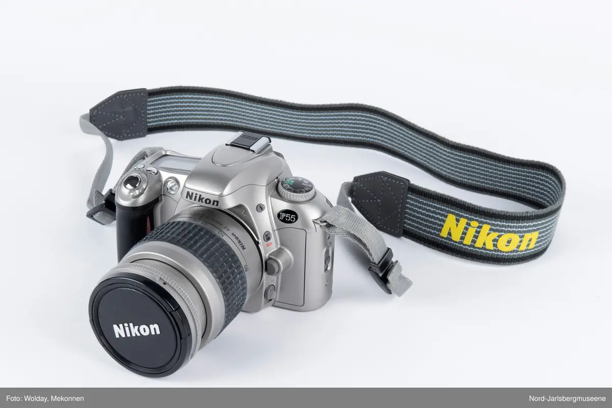 Kamera av typen Nikon F 55, med bag