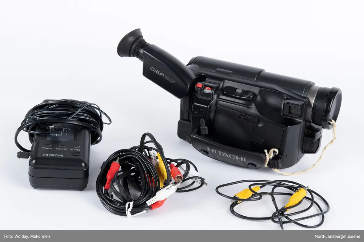 Videokamera av typen Hitachi med tilbehør i veske.