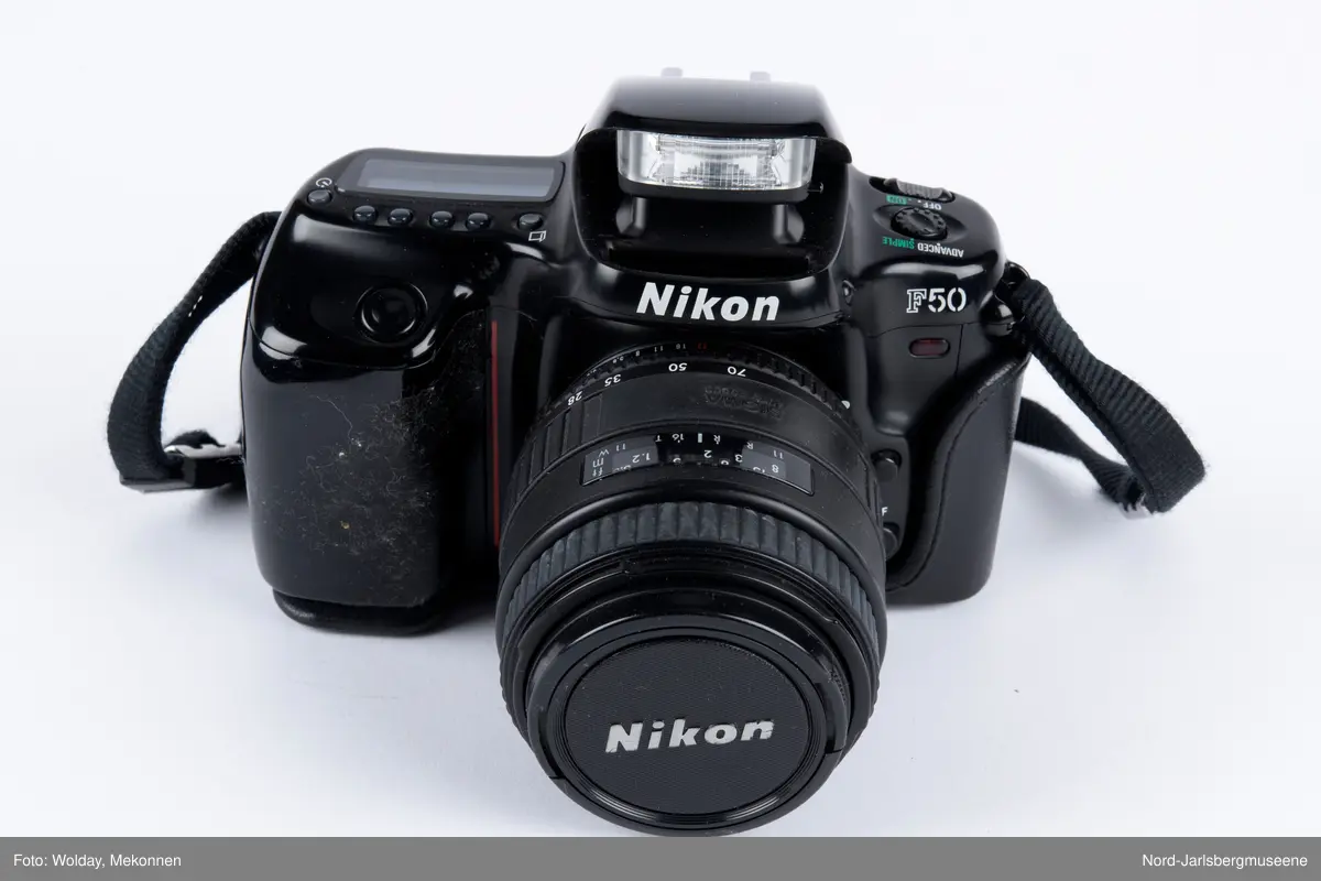 Kamera av typen Nikon F 50, med bag