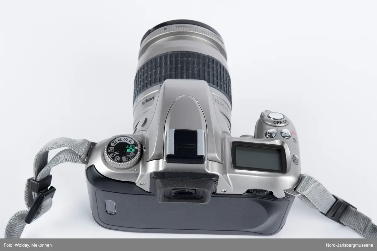 Kamera av typen Nikon F 55, med bag