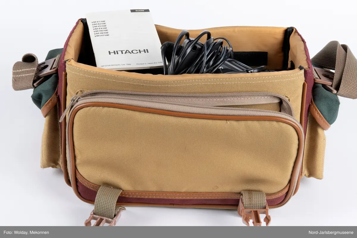 Videokamera av typen Hitachi med tilbehør i veske.
