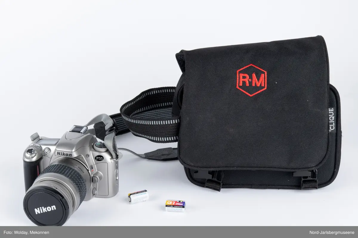 Kamera av typen Nikon F 55, med bag