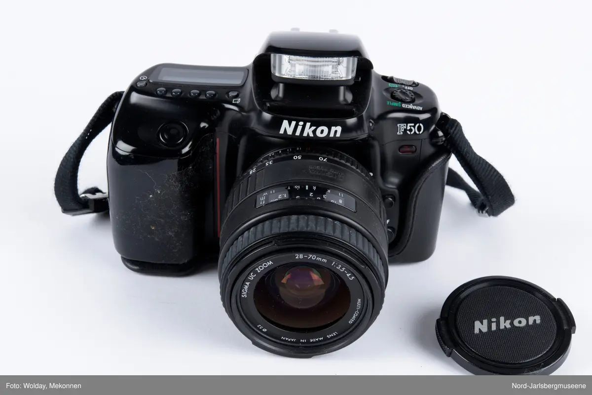 Kamera av typen Nikon F 50, med bag