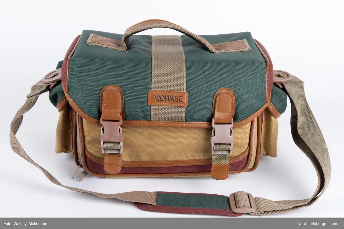 Videokamera av typen Hitachi med tilbehør i veske.