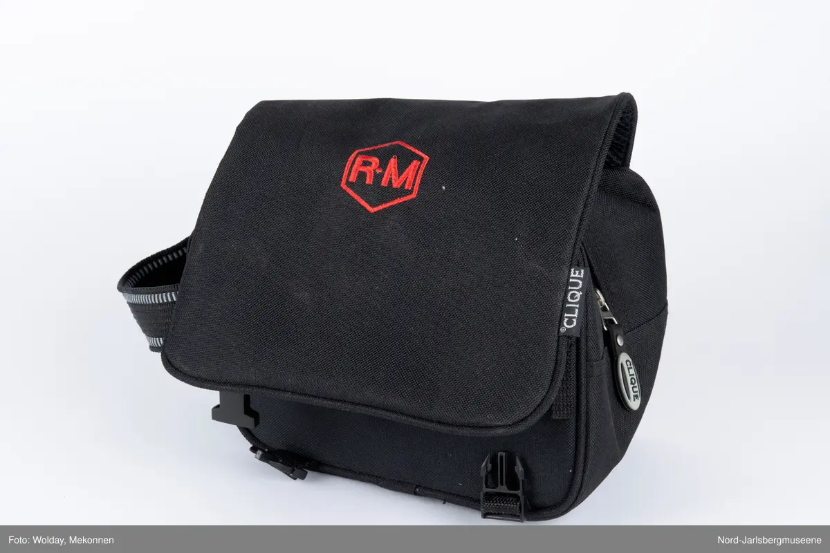 Kamera av typen Nikon F 55, med bag