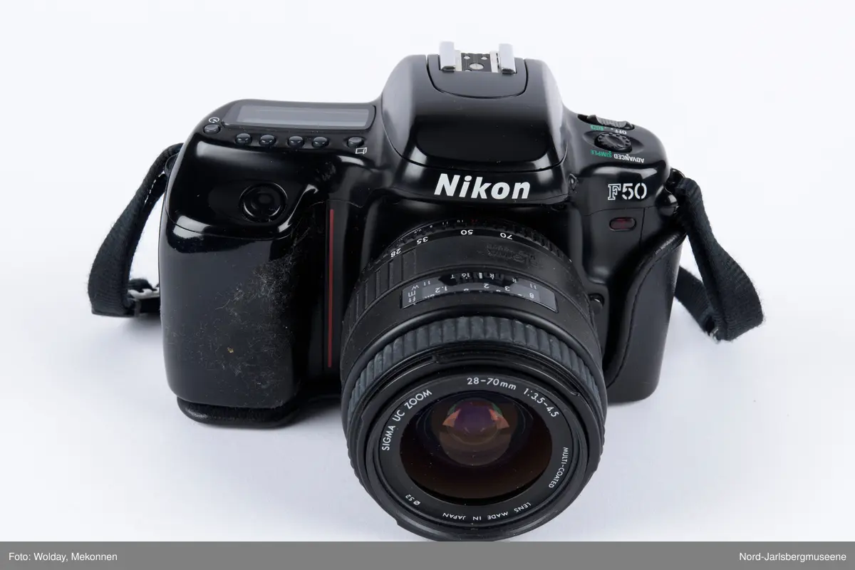 Kamera av typen Nikon F 50, med bag