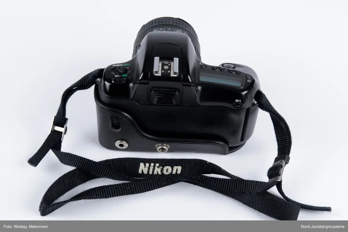 Kamera av typen Nikon F 50, med bag