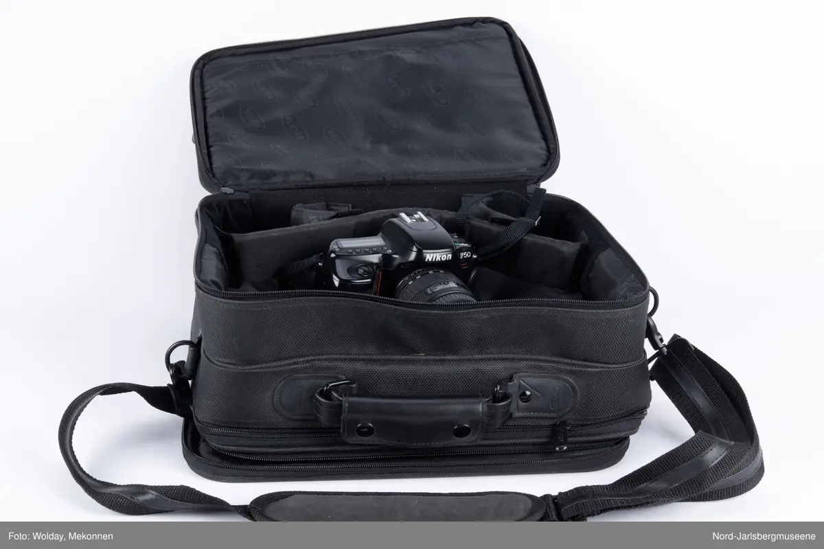 Kamera av typen Nikon F 50, med bag