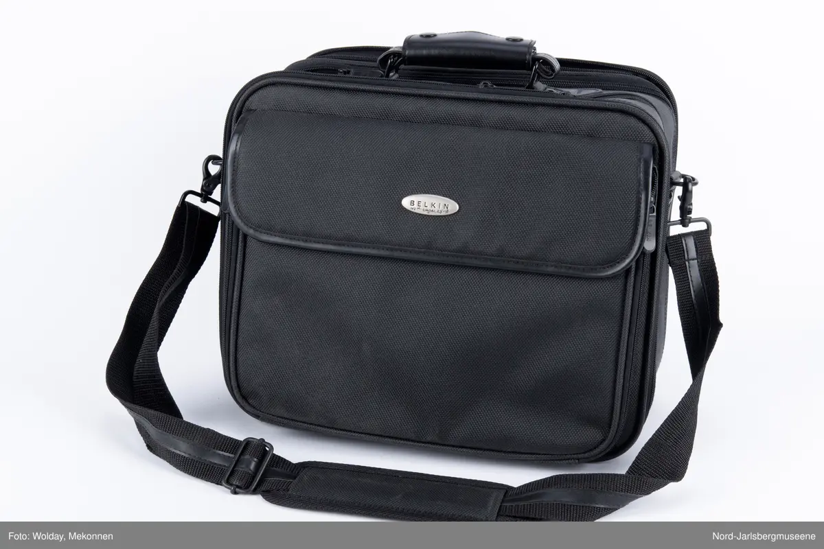 Kamera av typen Nikon F 50, med bag