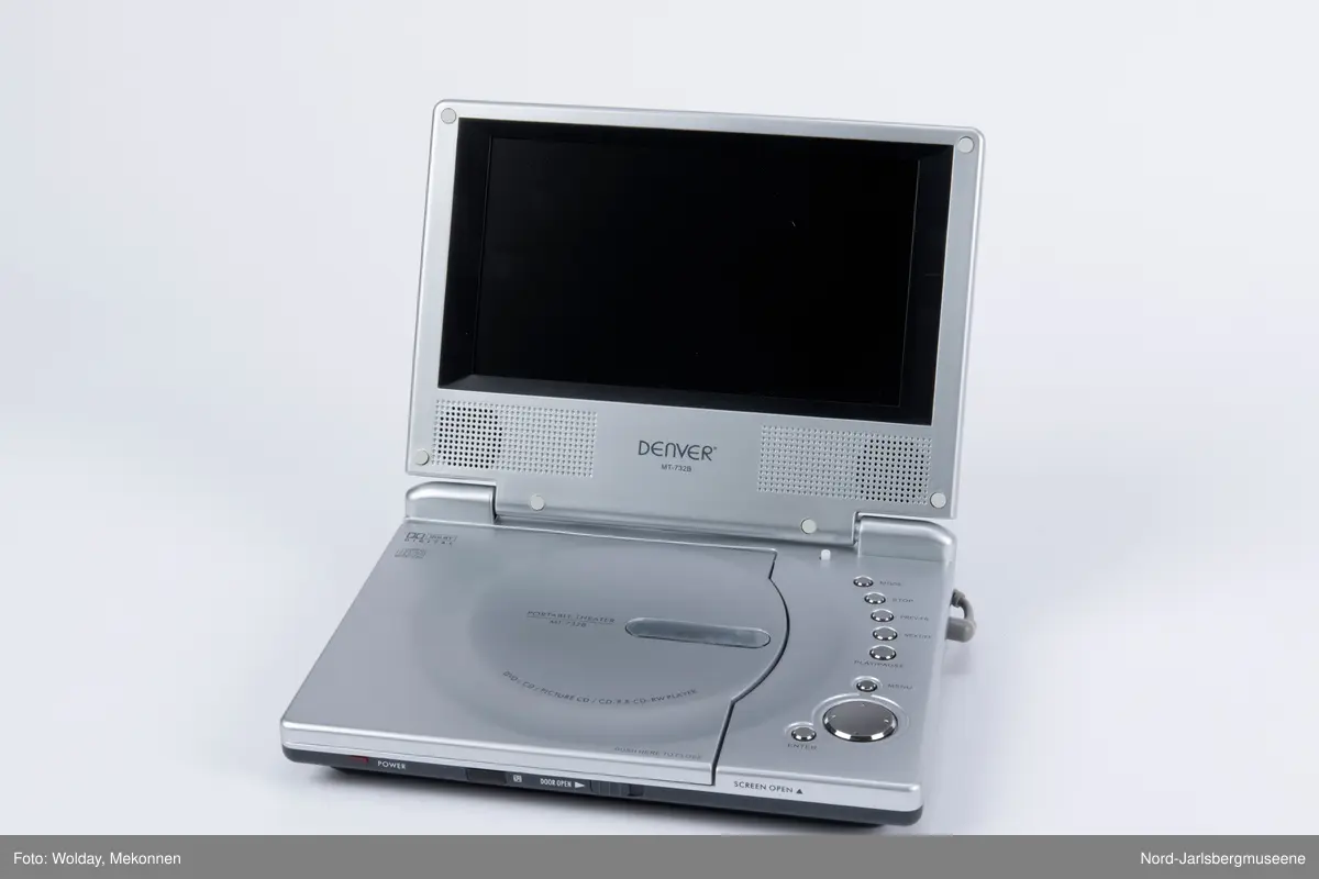 Bærbar DVD-spiller av typen Denver, med dockingstasjon, fjernkontroll, 2 ledninger, ørepropper og veske