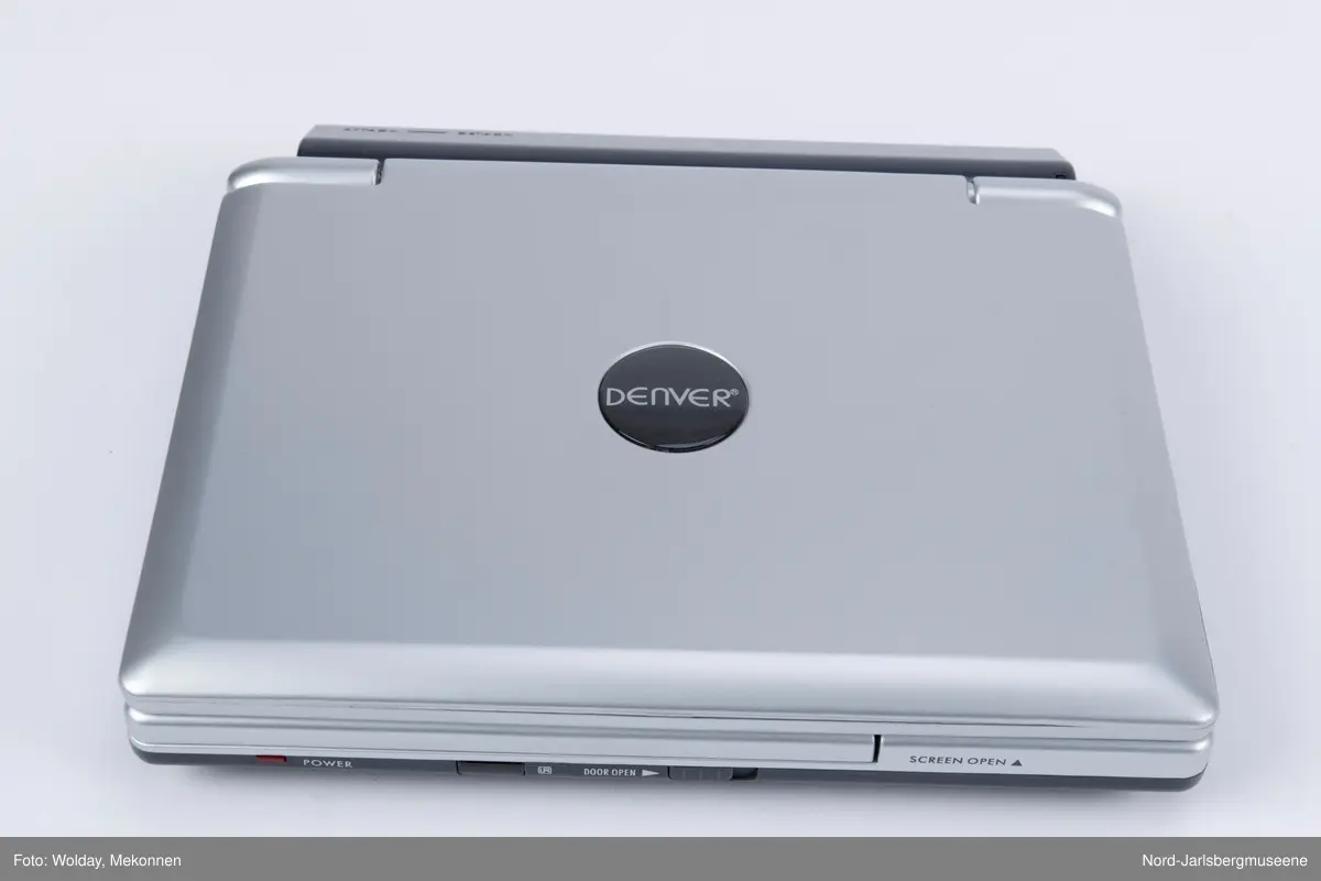 Bærbar DVD-spiller av typen Denver, med dockingstasjon, fjernkontroll, 2 ledninger, ørepropper og veske
