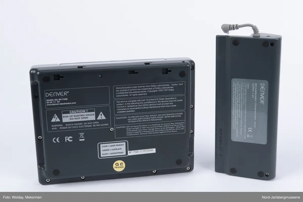 Bærbar DVD-spiller av typen Denver, med dockingstasjon, fjernkontroll, 2 ledninger, ørepropper og veske