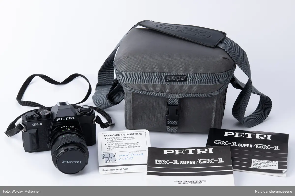 Kamera av typen Petri GX1, med bruksanvisninger og veske