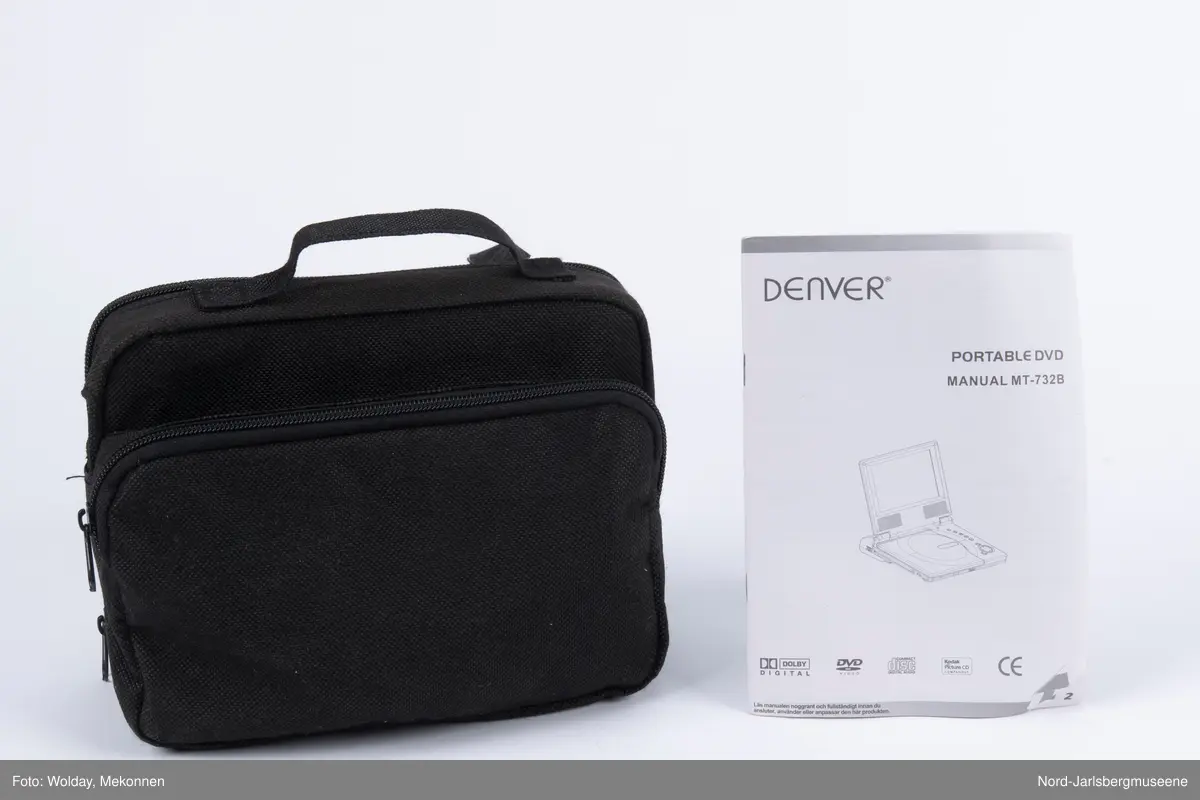 Bærbar DVD-spiller av typen Denver, med dockingstasjon, fjernkontroll, 2 ledninger, ørepropper og veske