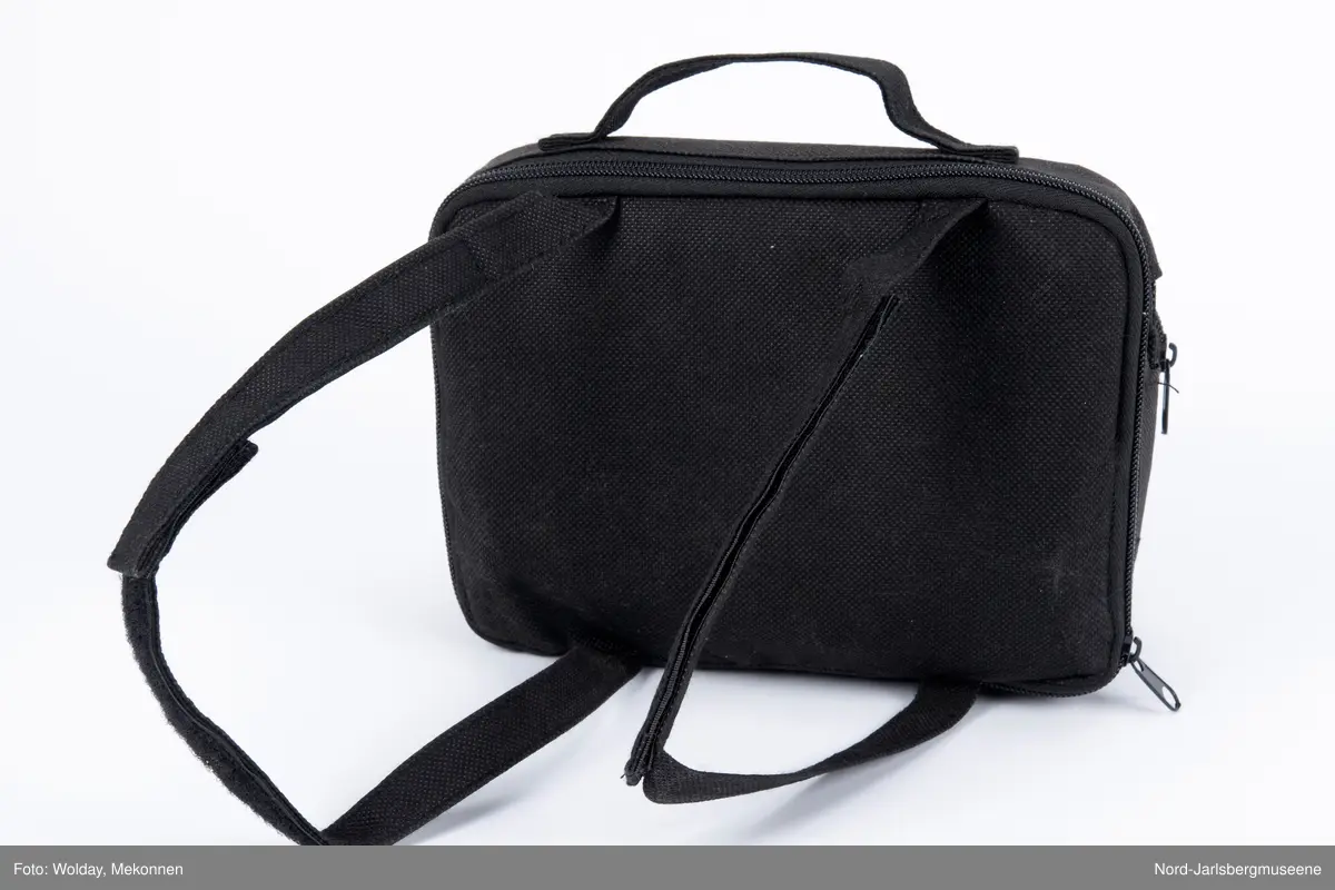 Bærbar DVD-spiller av typen Denver, med dockingstasjon, fjernkontroll, 2 ledninger, ørepropper og veske