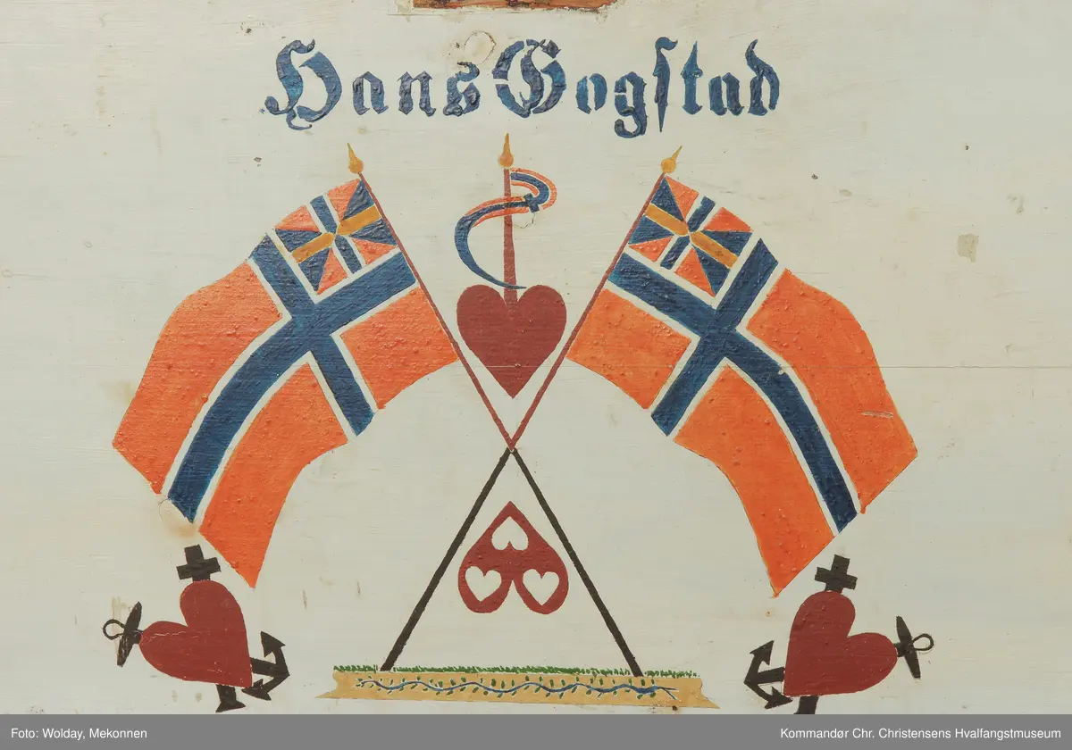 To kryssede norske flagg (unionsflagg) i hjerte. Under er unionsflagg.