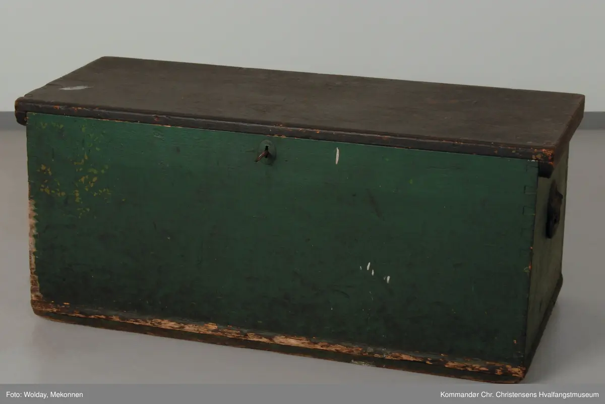 To kryssede norske flagg (unionsflagg) i hjerte. Under er unionsflagg.