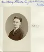 Porträtt av Berta Strömberg. Född i Jönköping inflyttade hon till Vadstena i samband med sin vigsel 1868. Maken Anders Gustaf Lindberg var handlare staden, dock bördig från Mjölby. 1870-tal.