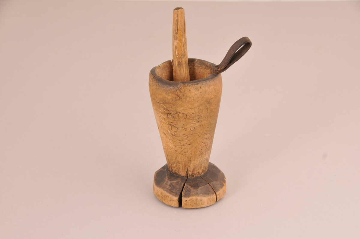 Morter med støter, mykje initsialar og årstal rissa/skorne inn på utsida.