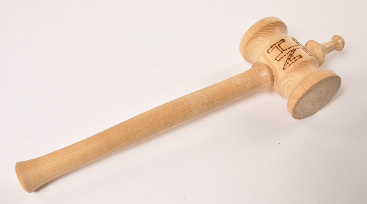 Klubbe av dreid tre med innsvidd monogram: Halden Nærradio.