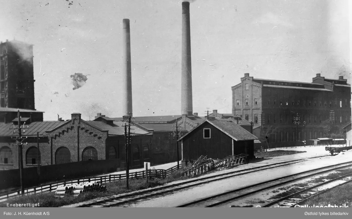 Greåker Cellulosefabrikk, Tune sett fra jernbanelinjen, øst for jernbanestasjonen i 1918.