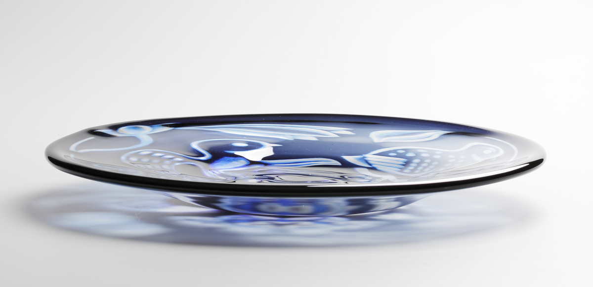 Graalfat, rund form. Dekor i form av två stiliserade fåglar och blommor i dunkelblå nyans.
Formgivare: Eva Englund.