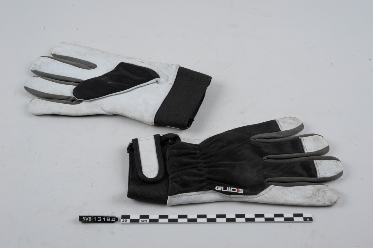 Et par hansker i svart og hvit. Størrelse 8.