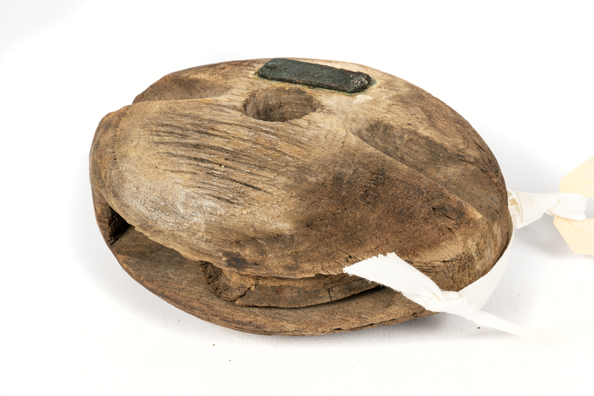 Block hugget ur ett stycke, oval med väl rundade kanter.Skölpad kip för stropp. Skiva med lös tränagel.