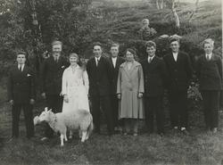 7 menn og 2 kvinner samt en sau fotografert på Bø på Engeløy