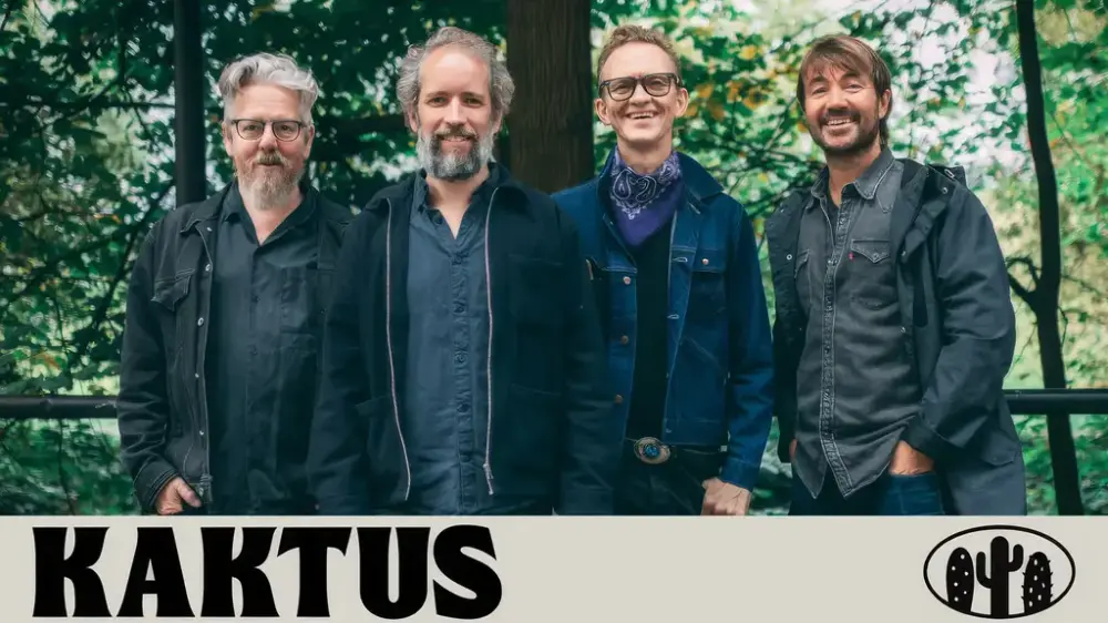Promobilde for Kaktusfestivalen som viser de fire medlemmene i husbandet Spirit in the Dark stående utendørs foran en grønn bakgrunn. I en beige ramme nederst står festivalnavnet 'KAKTUS' i store, svarte bokstaver ved siden av en oval logo med tre kaktuser.