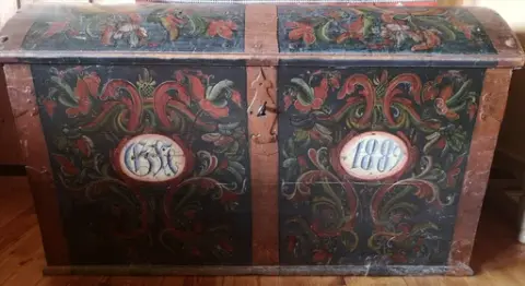 Den rosemåla kista som kunne fortelje