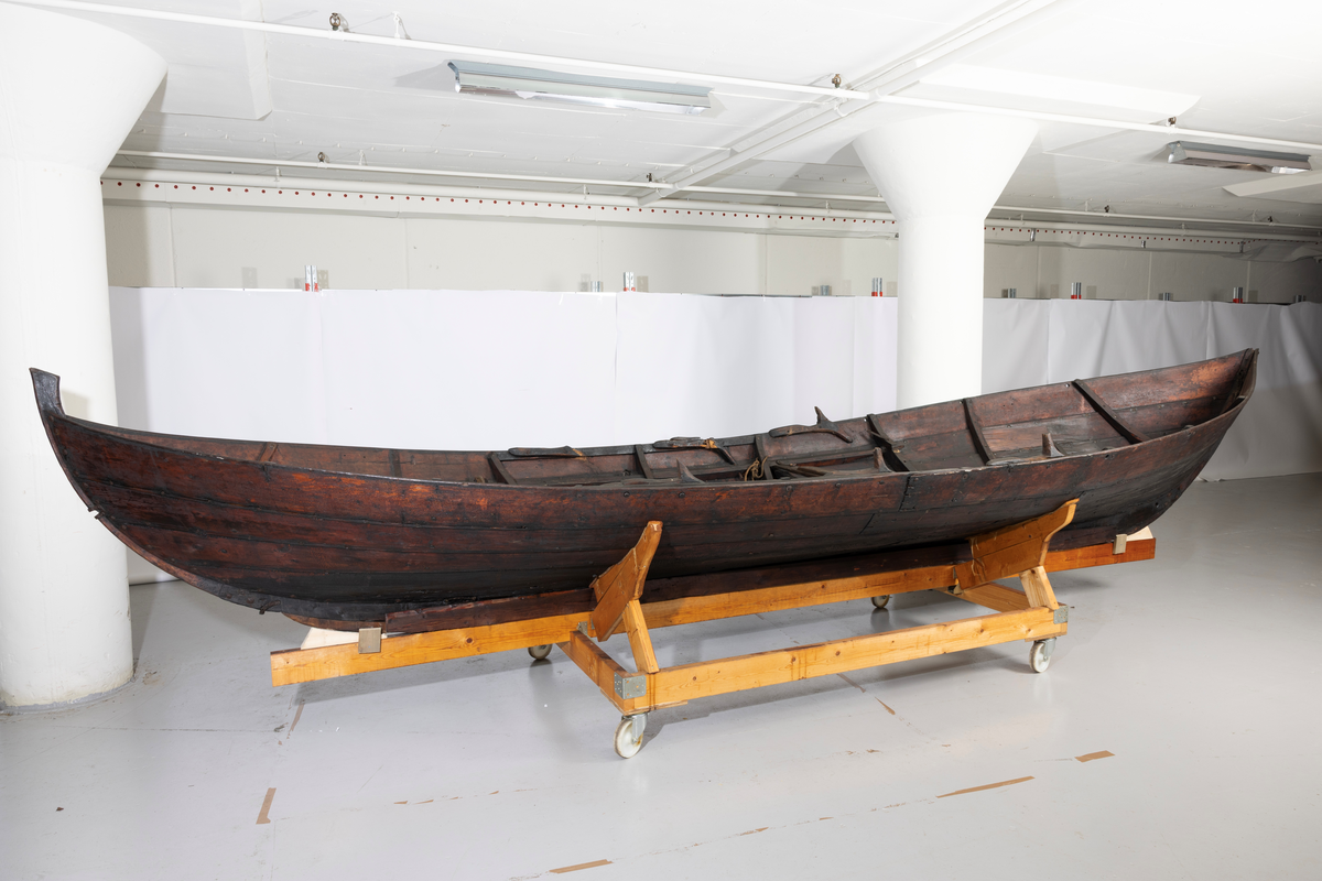 Treroring fra Sunnmøre, med div. løsøre ( 3 par årer, mast og rundholt, tiljer, tofter). Selvgrodde keiper. Råte babord baug.