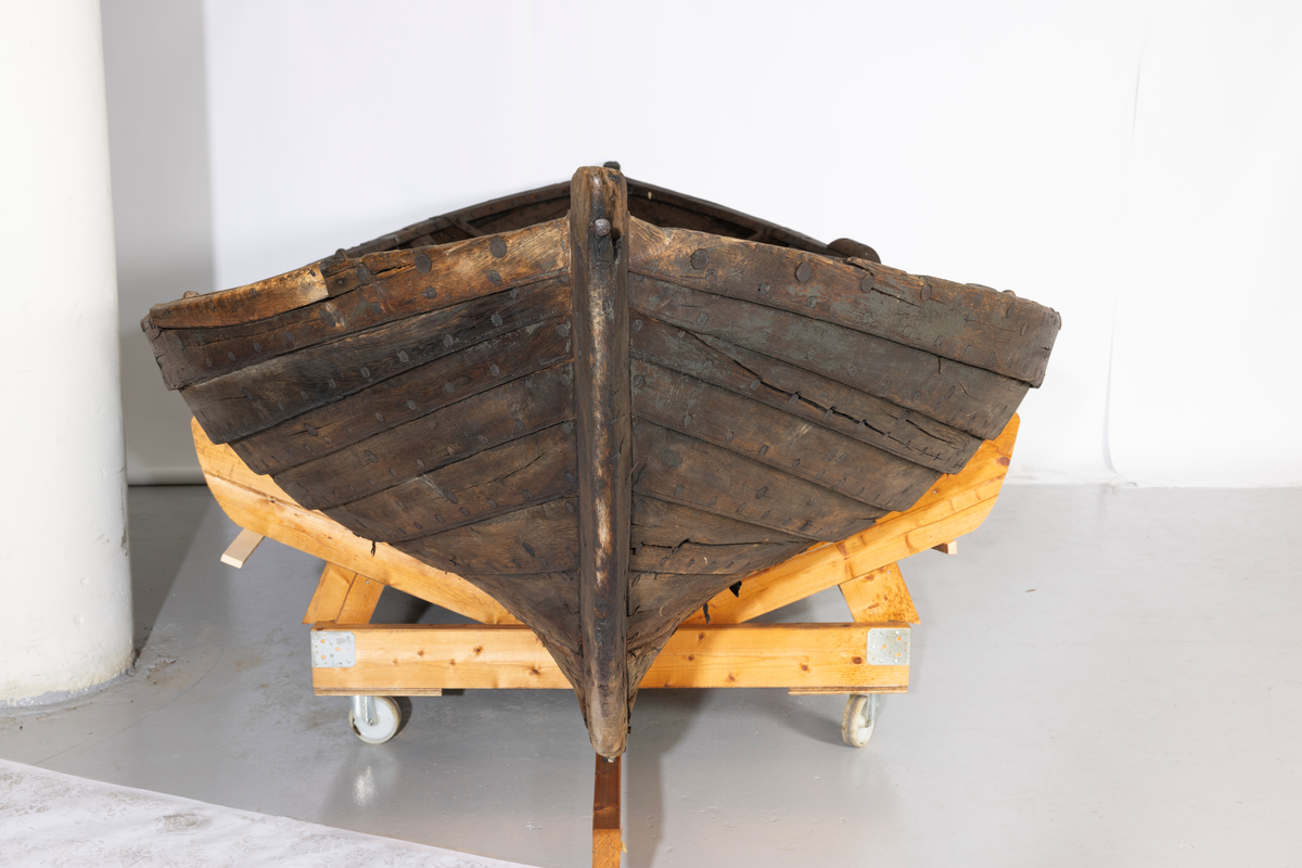 Sørøstnorsk ro- og seilsjekte av eldre type. Såkalt mellombåt. 1 par årer, tofter, mangler tiljer. Trenaglet