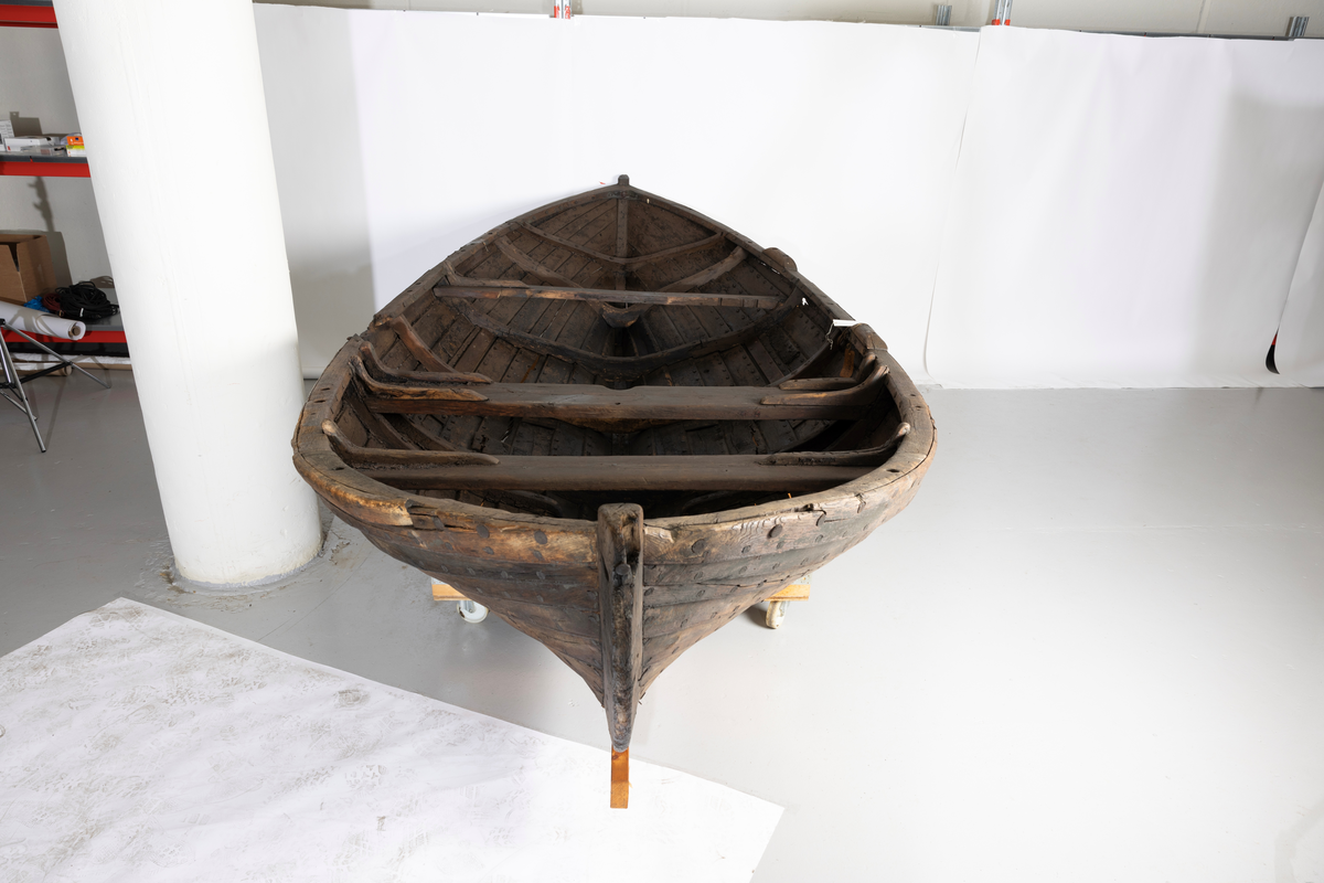 Sørøstnorsk ro- og seilsjekte av eldre type. Såkalt mellombåt. 1 par årer, tofter, mangler tiljer. Trenaglet