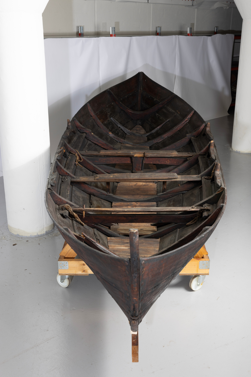 Treroring fra Sunnmøre, med div. løsøre ( 3 par årer, mast og rundholt, tiljer, tofter). Selvgrodde keiper. Råte babord baug.