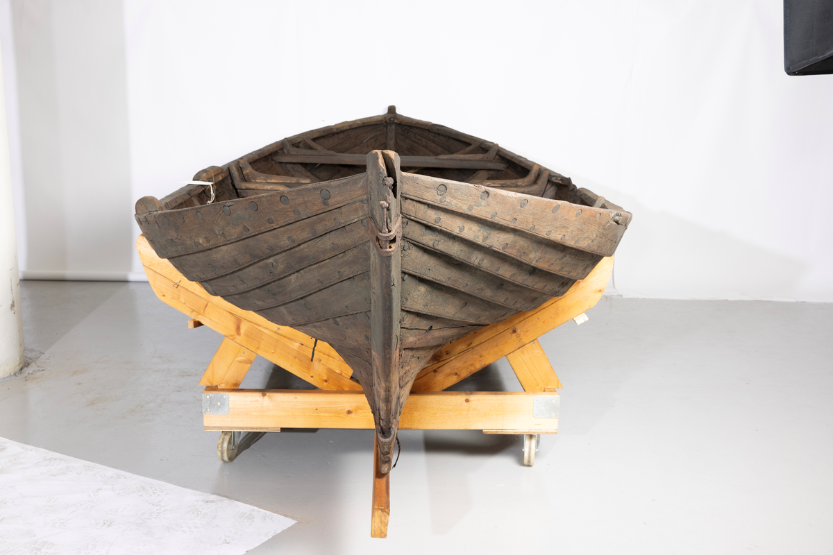 Sørøstnorsk ro- og seilsjekte av eldre type. Såkalt mellombåt. 1 par årer, tofter, mangler tiljer. Trenaglet