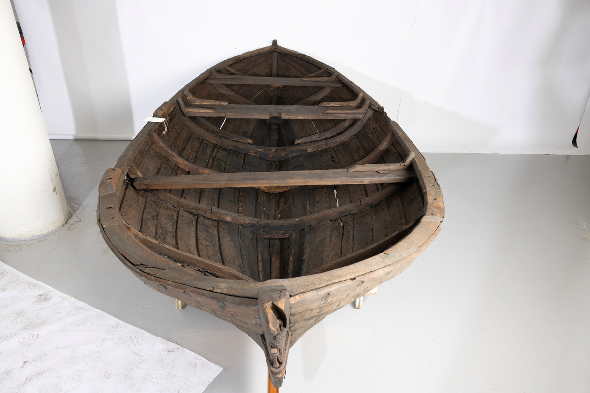 Sørøstnorsk ro- og seilsjekte av eldre type. Såkalt mellombåt. 1 par årer, tofter, mangler tiljer. Trenaglet