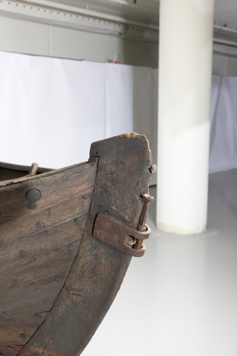 Sørøstnorsk ro- og seilsjekte av eldre type. Såkalt mellombåt. 1 par årer, tofter, mangler tiljer. Trenaglet