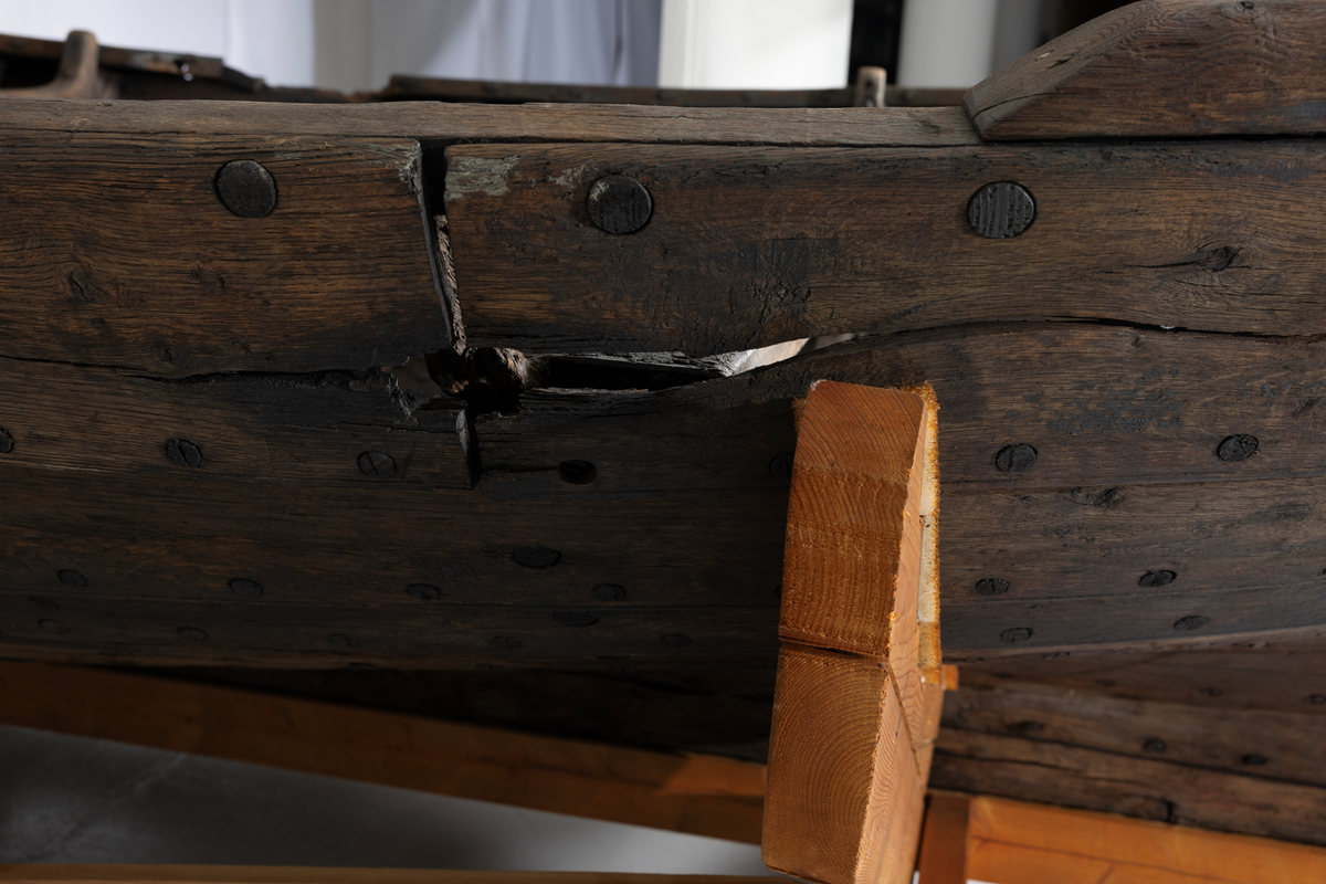 Sørøstnorsk ro- og seilsjekte av eldre type. Såkalt mellombåt. 1 par årer, tofter, mangler tiljer. Trenaglet