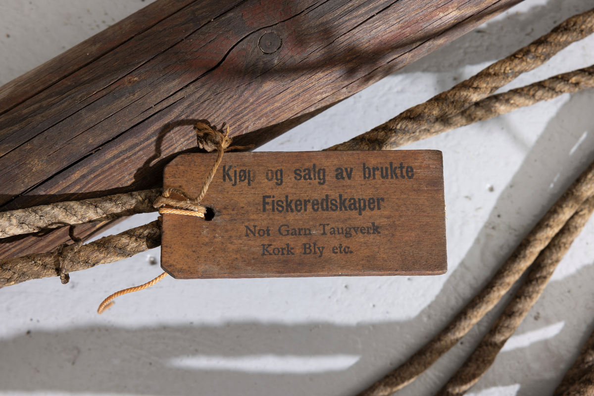 Treroring fra Sunnmøre, med div. løsøre ( 3 par årer, mast og rundholt, tiljer, tofter). Selvgrodde keiper. Råte babord baug.