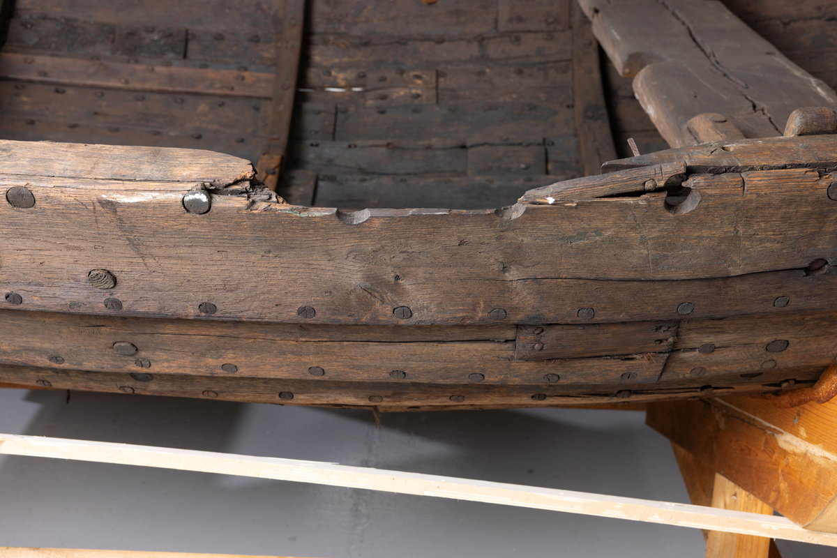 Sørøstnorsk ro- og seilsjekte av eldre type. Såkalt mellombåt. 1 par årer, tofter, mangler tiljer. Trenaglet