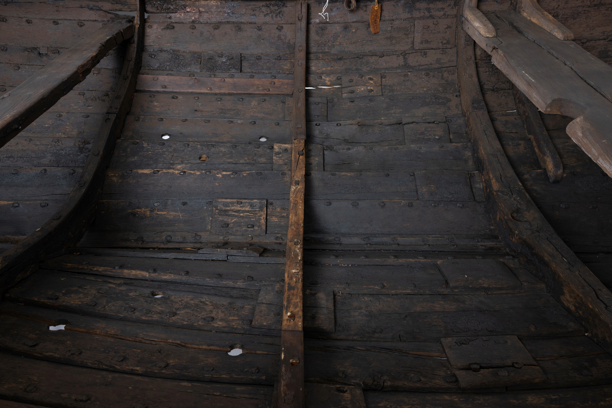 Sørøstnorsk ro- og seilsjekte av eldre type. Såkalt mellombåt. 1 par årer, tofter, mangler tiljer. Trenaglet