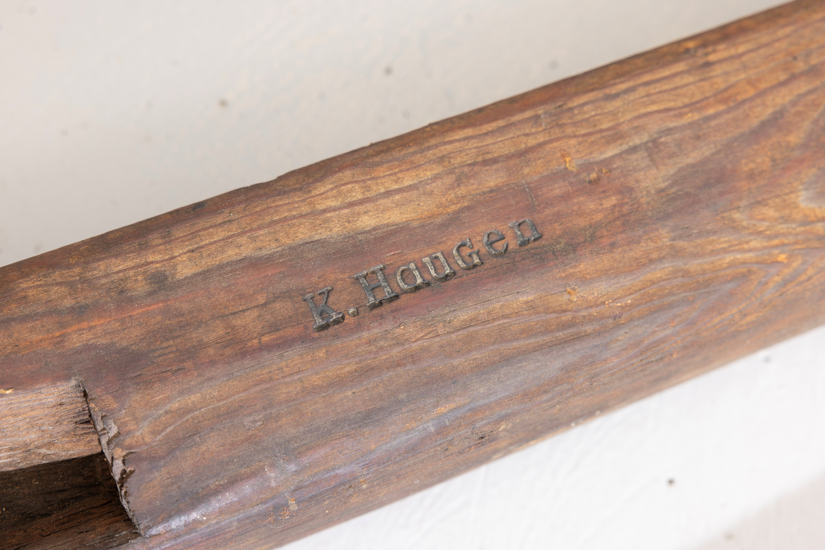 Treroring fra Sunnmøre, med div. løsøre ( 3 par årer, mast og rundholt, tiljer, tofter). Selvgrodde keiper. Råte babord baug.