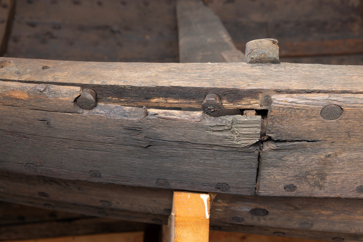 Sørøstnorsk ro- og seilsjekte av eldre type. Såkalt mellombåt. 1 par årer, tofter, mangler tiljer. Trenaglet