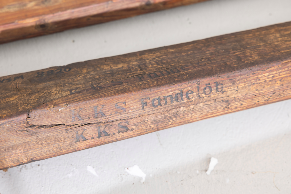 Treroring fra Sunnmøre, med div. løsøre ( 3 par årer, mast og rundholt, tiljer, tofter). Selvgrodde keiper. Råte babord baug.