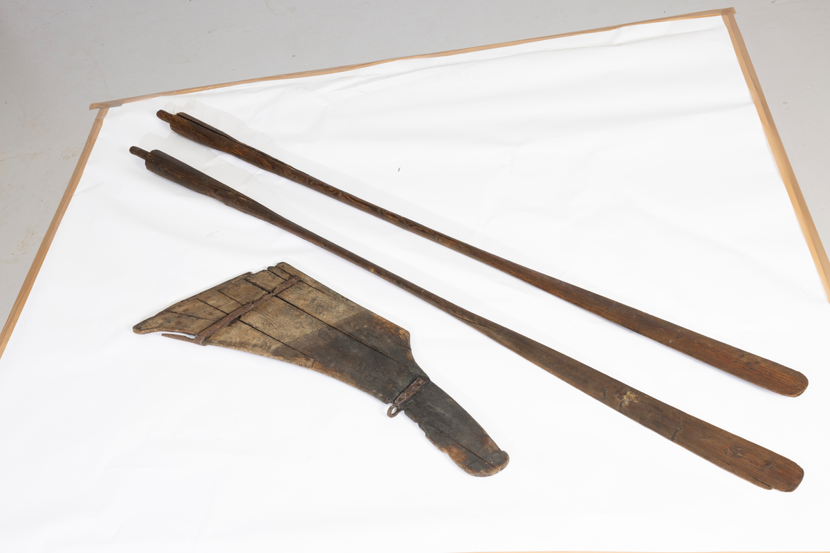 Sørøstnorsk ro- og seilsjekte av eldre type. Såkalt mellombåt. 1 par årer, tofter, mangler tiljer. Trenaglet